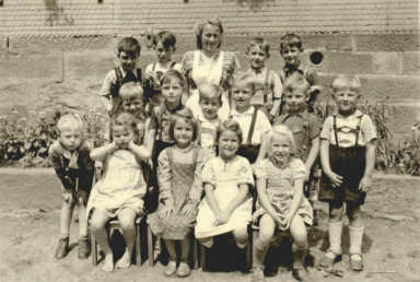 Lotte Stoll mit Kinder der Jahrg&auml;nge 1944/45